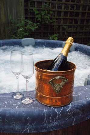 Outdoor spa tub - Hot Tub Cottage | Historic Woolpit Village | Sleeps 5 | Fire Pit & Log Burner (Woolpit)