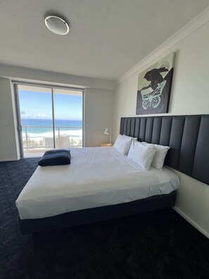 3 bedrooms, desk, WiFi - `Beside Still Waters` Luxury Escape (Surfers Paradise)