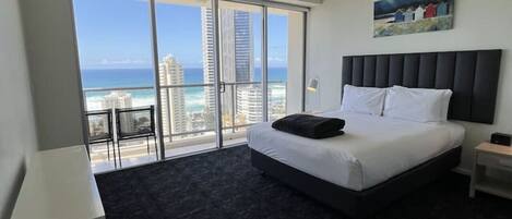 3 bedrooms, desk, WiFi