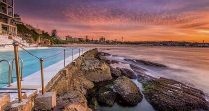 Chic Bondi Studio: 400 mtrs to Surf, Wifi & AC