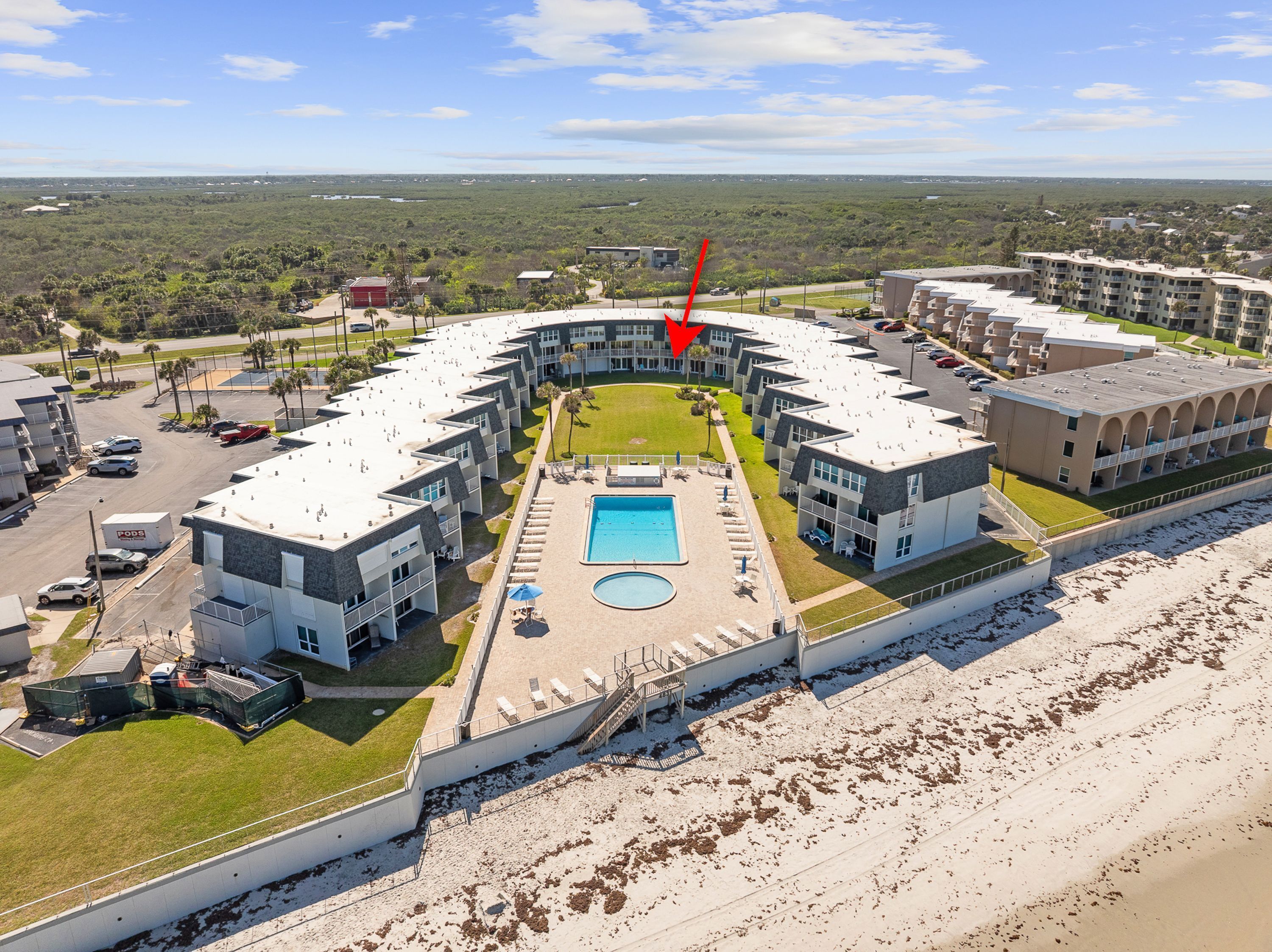 Ein Hotel mit Pool, mehreren Etagen und Blick auf die umliegende Landschaft.
