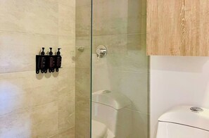 Hair dryer, towels, soap, toilet paper - Modern and cozy loft close to Parque de la 93 (Bogotá)