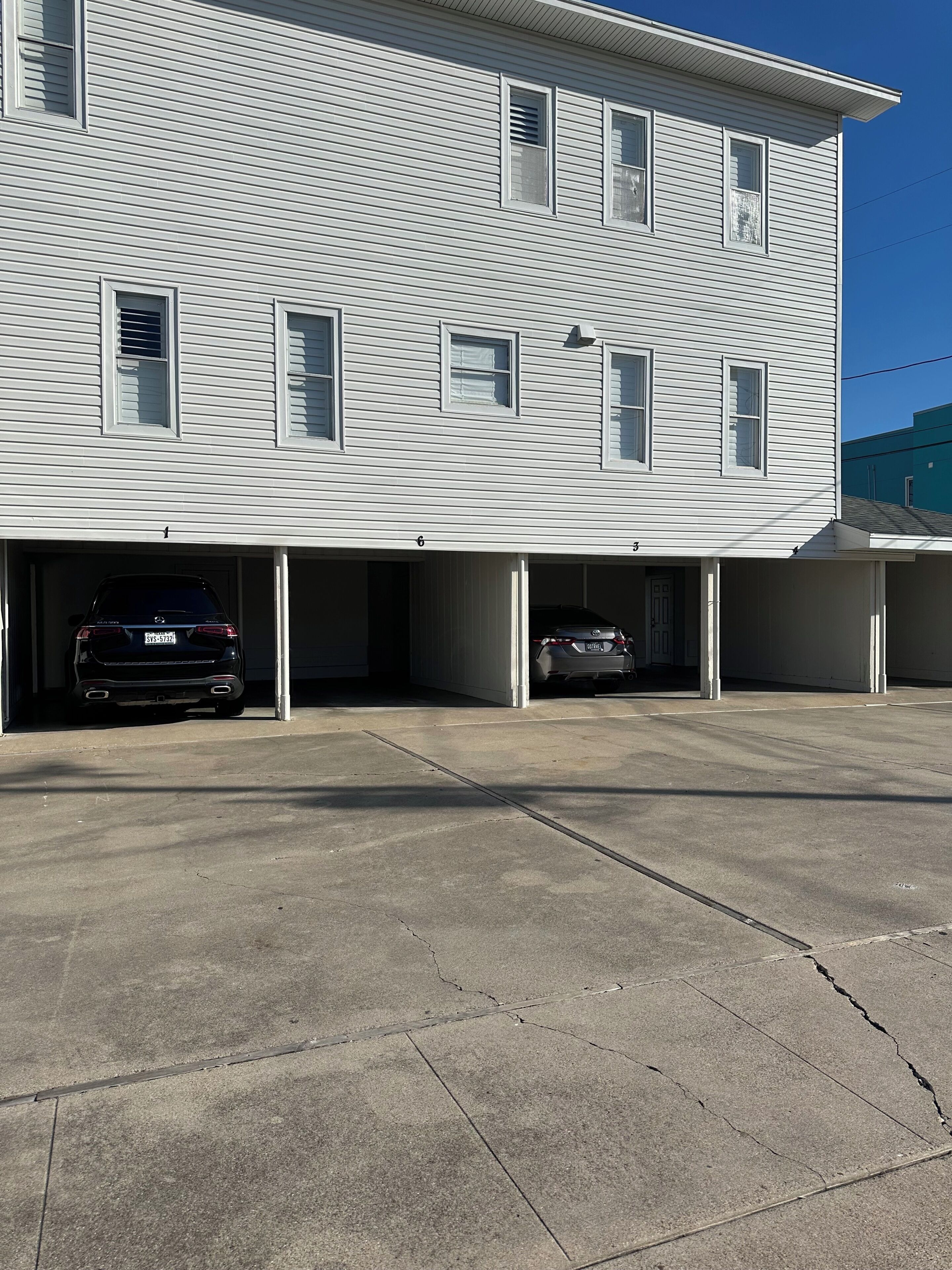 Un immeuble de deux étages doté d’un espace de stationnement en garage.