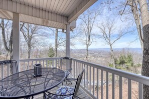 Outdoor dining - Koi with Mountain and Lake Views (Hiawassee)