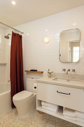 Shower, hair dryer, towels, soap - Cottage Three - Hidden Gem on Hanalei River (Hanalei)