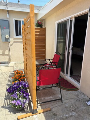Outdoor dining - 1 month minimum - private studio unit in North Long Beach neighborhood (Long Beach)