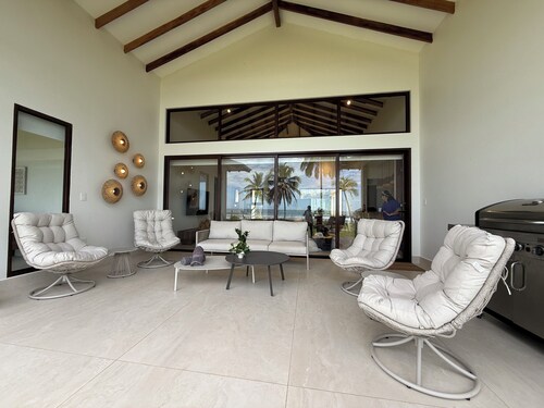 Casa Zola - Beachfront Surf Escape in Playa Morillo