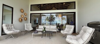 Casa Zola - Beachfront Surf Escape in Playa Morillo