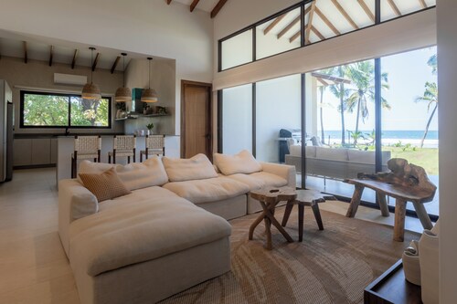 Casa Zola - Beachfront Surf Escape in Playa Morillo
