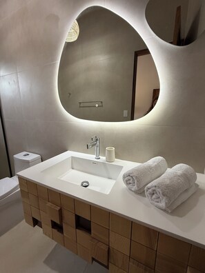 Douche, serviettes fournies, savon, papier toilette