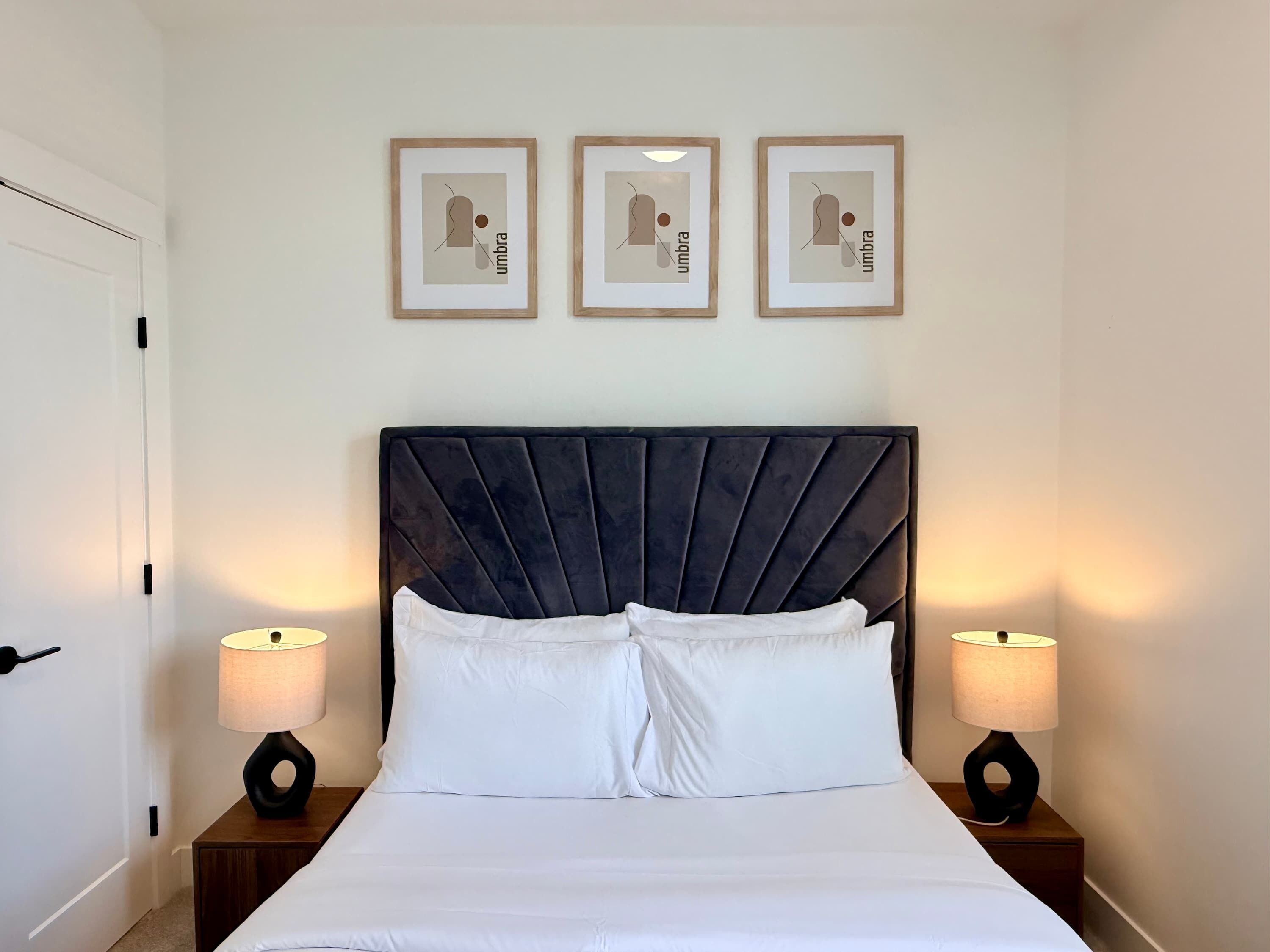 Tabla de planchar con plancha, cuna de viaje, wifi y ropa de cama