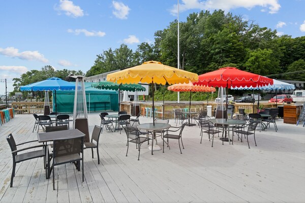 Showboat Hotel - Finger Lakes, NY