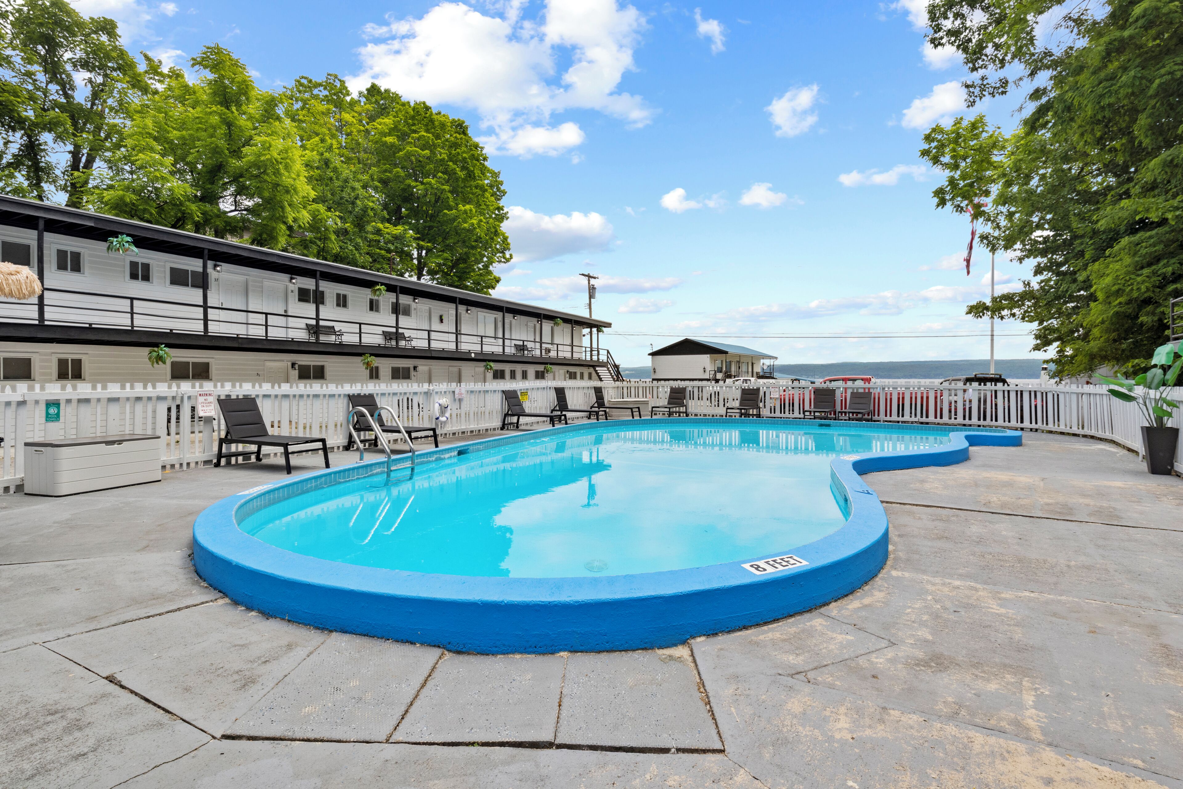 Una piscina al aire libre de temporada
