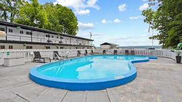 Una piscina al aire libre de temporada