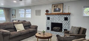 Family House, 6 Bedrooms, Lake View | Living area