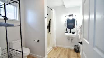 Single Room, 1 Queen Bed, Private Bathroom, Valley View | Bathroom