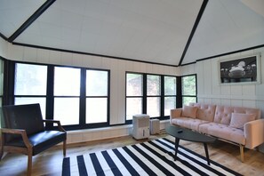 Casa de campo, cocineta, vista al lago | Área de sala de estar