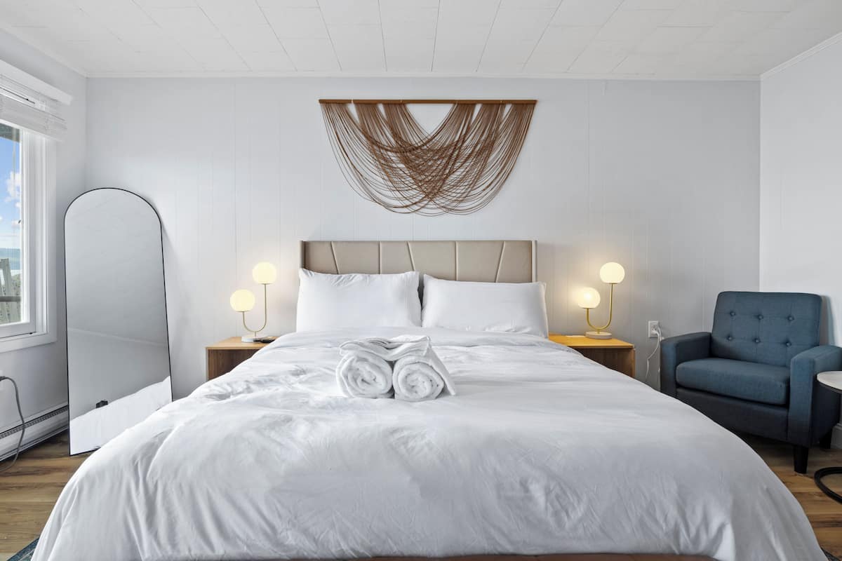Single Room, 1 Queen Bed, Balcony, Lake View