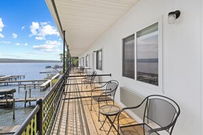 Single Room, 1 King Bed, Lake View | Balcony