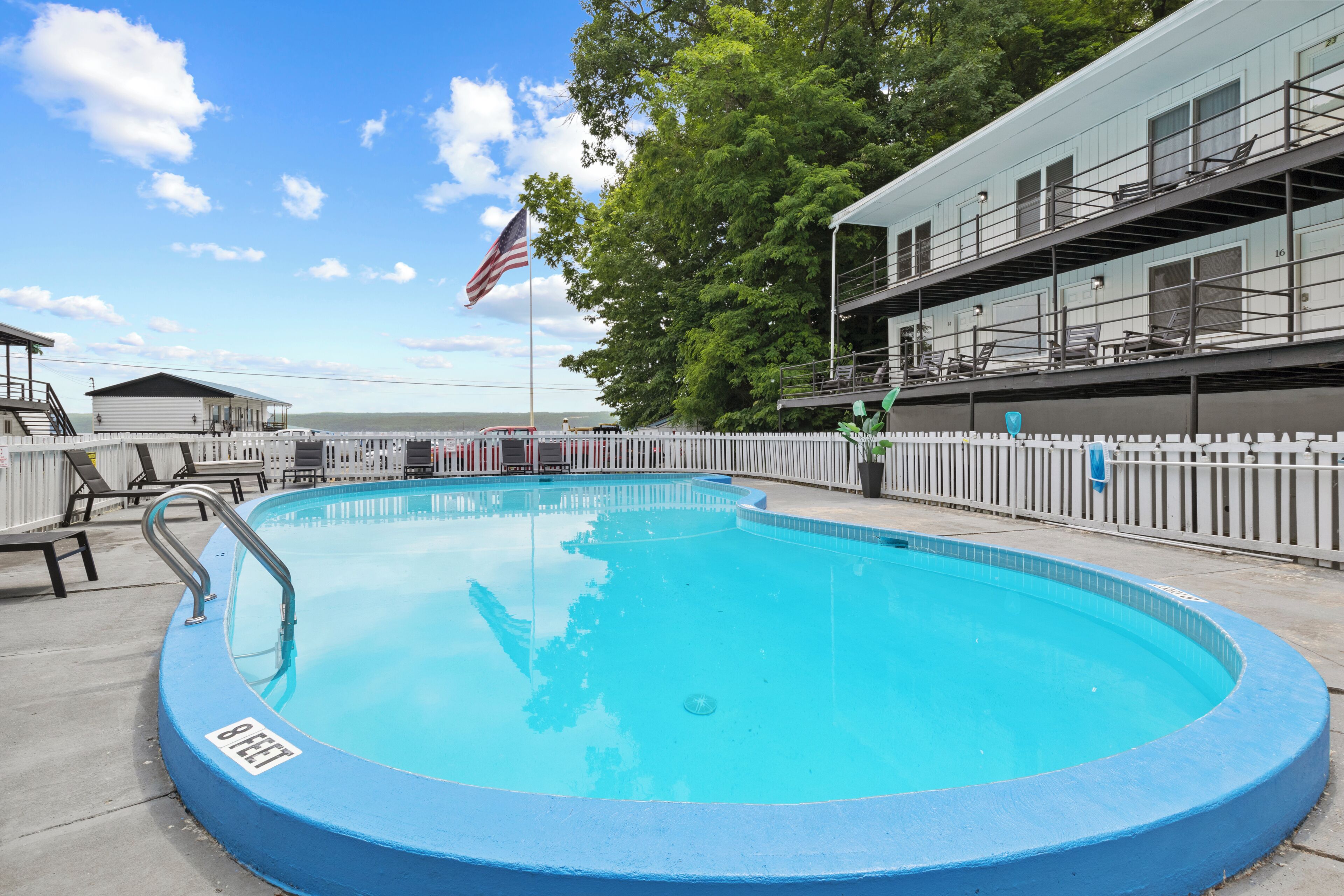 Piscine extérieure en saison
