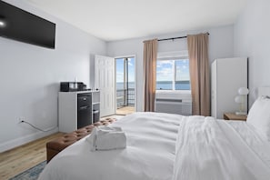 Single Room, 1 King Bed, Lake View - Showboat Hotel (Himrod)