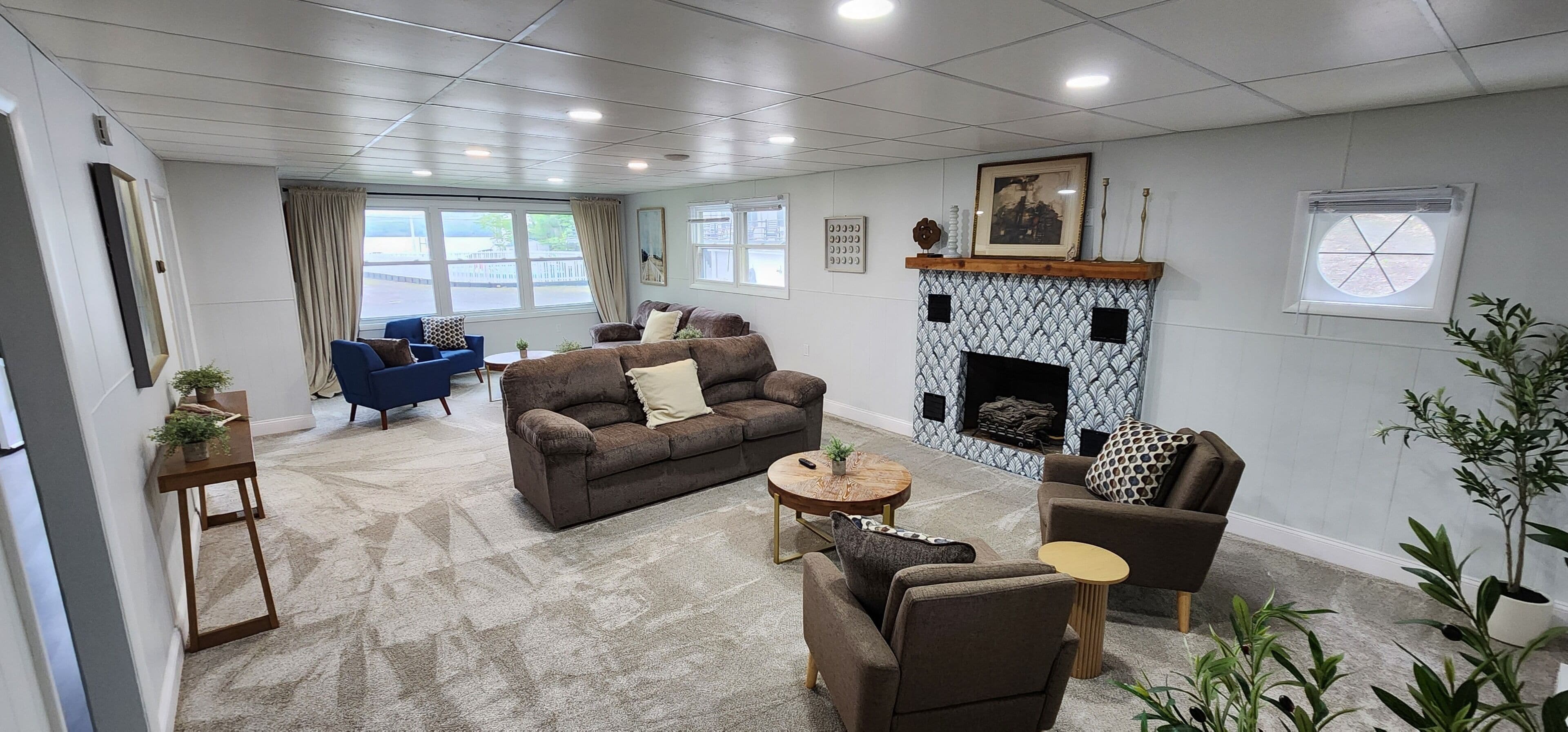 Family House, 6 Bedrooms, Lake View | Living area | 25-inch Smart TV with digital channels, Netflix, streaming services