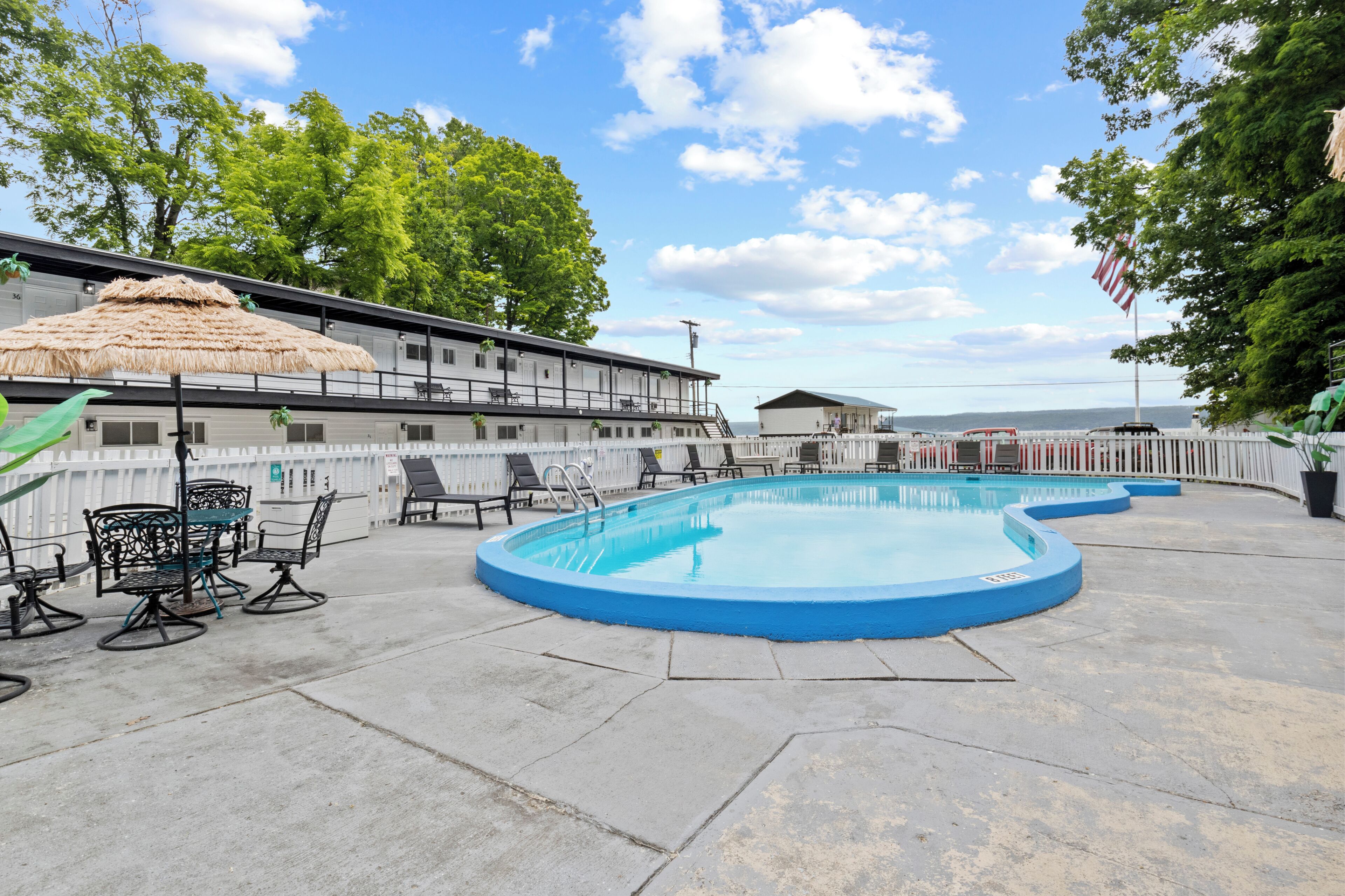 Piscine extérieure en saison