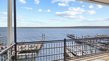 Single Room, 1 King Bed, Lake View | Balcony