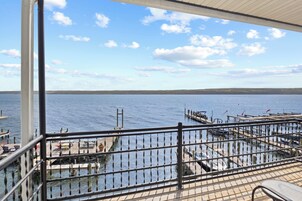 Single Room, 1 King Bed, Lake View | Balcony