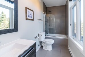Shower, hair dryer, towels, soap - Chalet Altitude near Le Massif de Charlevoix (Petite-Rivière-Saint-François)