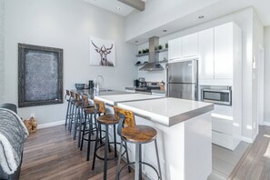 Fridge, microwave, oven, stovetop - Chalet Altitude near Le Massif de Charlevoix (Petite-Rivière-Saint-François)