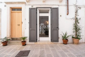 Exterior detail - 2-room, white-stone home in historic center (Martina Franca)