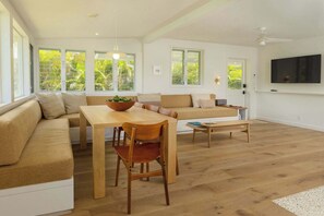 Smart TV, offices - Cottage Four - Luxury Riverfront Stay on Kauai (Hanalei)