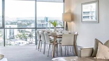 Apartment, 2 Bedrooms, Non Smoking, Balcony | Dining