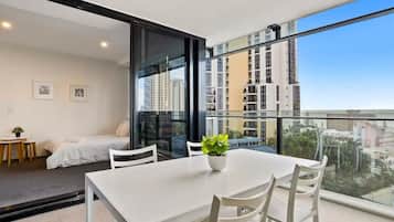 Apartment, 2 Bedrooms, Non Smoking, Balcony | Dining