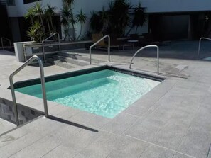 Una piscina cubierta, una piscina al aire libre