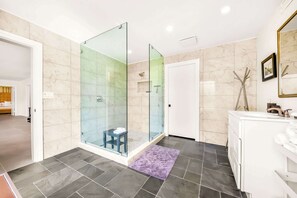 Shower, hair dryer, towels, shampoo - Private Garden 1BR , Heart of La Jolla Village (San Diego)