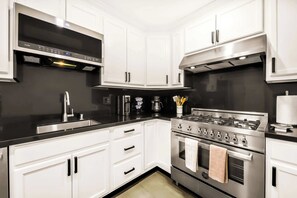 Fridge, microwave, oven, stovetop - Private Garden 1BR , Heart of La Jolla Village (San Diego)