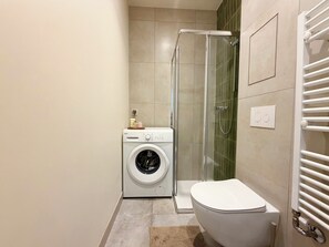 Shower, hair dryer, towels - Kaszubska Vintage Brick Loft Apartment (Wrocław)