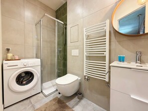 Shower, hair dryer, towels - Kaszubska Vintage Brick Loft Apartment (Wrocław)
