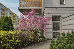 Un bâtiment doté d’un balcon, d’une porte et d’une petite fenêtre.