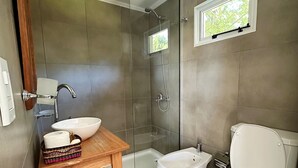 A bathroom with a bathtub, a toilet, a bidet, a shower, and a sink. - Botanical Study 1 (San Carlos de Bariloche)