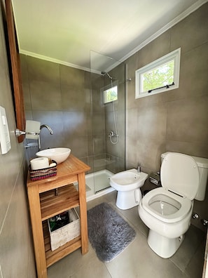 Shower, hair dryer, bidet, towels - Botanical Study 1 (San Carlos de Bariloche)