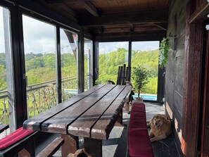 Dining - Wooden house with pool and views of Medvednica and vineyards (Kupljenovo)