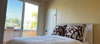 Enjoyable 3-bedroom townhome with AC in charming Azusa