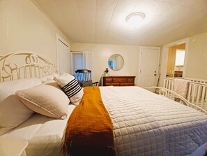 3 bedrooms, iron/ironing board, WiFi, bed sheets - This Old House 3 bdrm - everything you need & a  little bit of  charm (Howard)