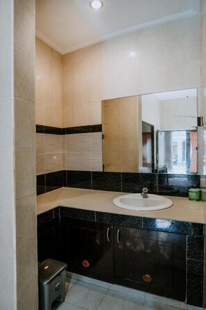 Bathroom - Denays Guest House Jimbaran (BADUNG SELATAN)