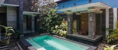 Habitación doble Deluxe, vista a la alberca | Alberca | Alberca al aire libre
