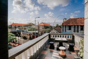 Outdoor dining - Denays Guest House Jimbaran (BADUNG SELATAN)