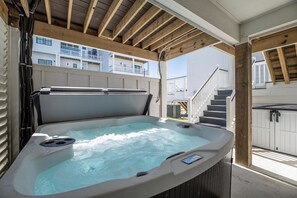 Outdoor spa tub - Bikini Bottom - Ocean Breeze Condo, Pool, Ocean View, Pets OK, Flex Stays (Kill Devil Hills)